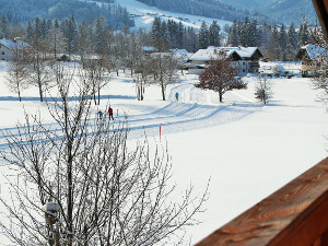 Blick auf Ruhpoldinger Langlaufloipe vom Landhaus Heinrich