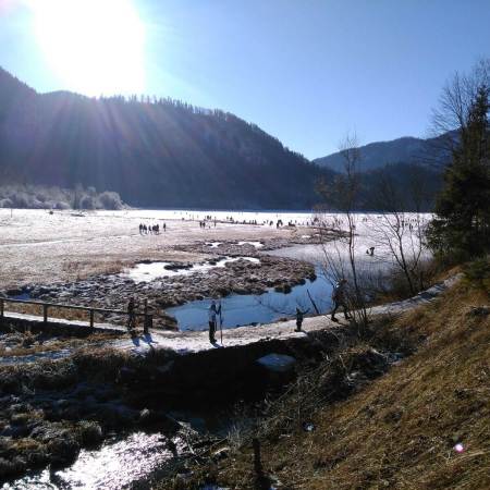 Blick auf den vereisten Weitsee zwischen Ruhpolding und Reit im Winkl