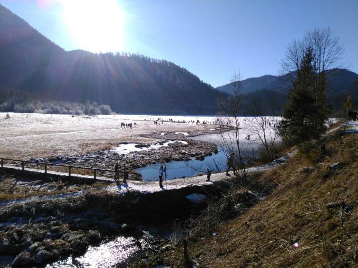 Blick auf den vereisten Weitsee zwischen Ruhpolding und Reit im Winkl