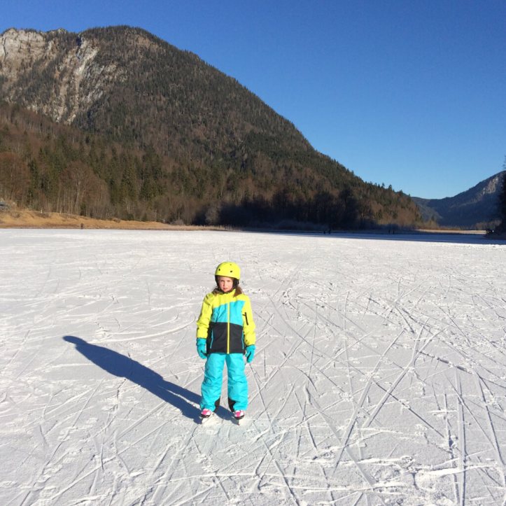 Eislaufen auf dem Weitsee bei Ruhpolding