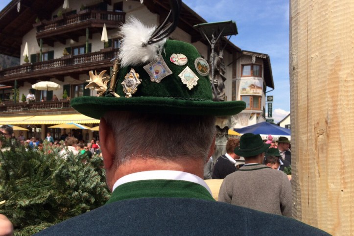 Mann von hinten mit Trachtenhut beim Maibaumaufstellen in Ruhpolding im Mai 2017