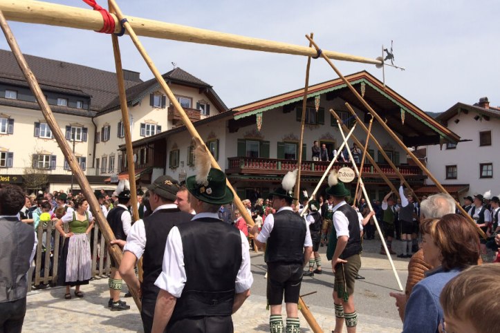 Trachtler beim Maibaumaufstellen in Ruhpolding im Mai 2017