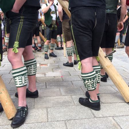 Männer in Tracht beim Maibaumaufstellen in Ruhpolding