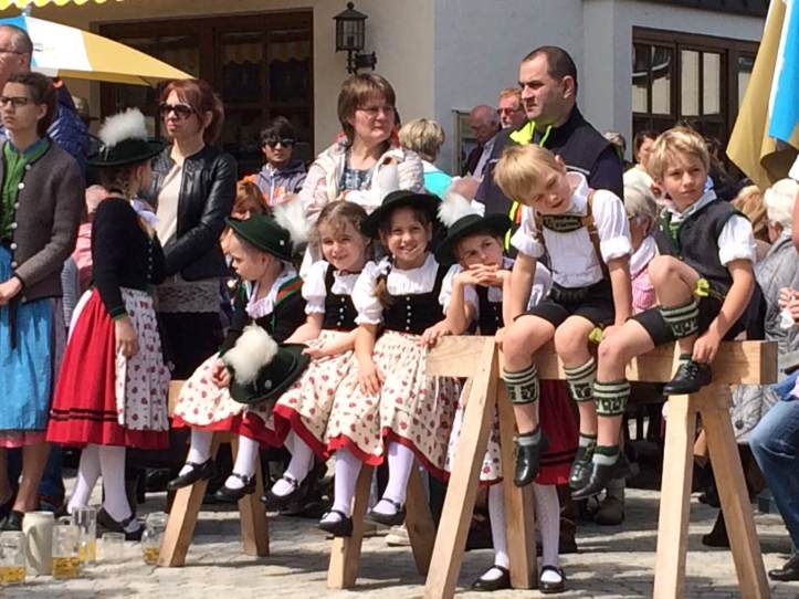 Trachtenkinder beim Maibaumaufstellen in Ruhpolding, Mai 2017
