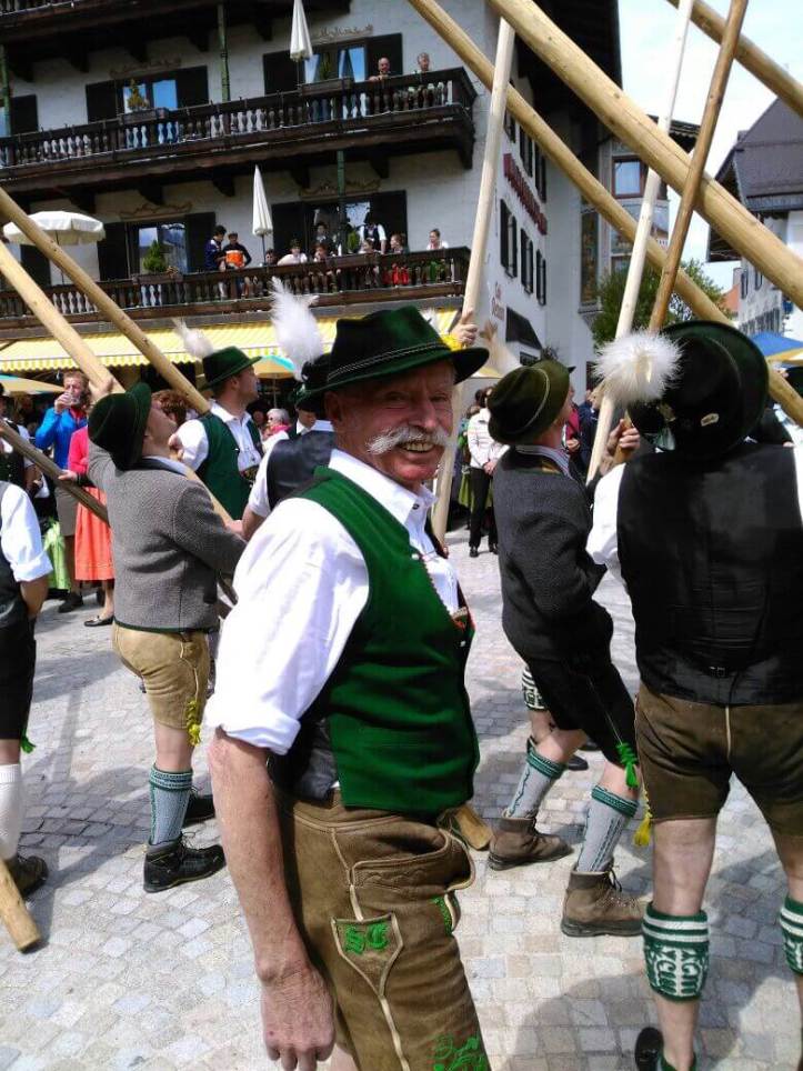 Trachtler beim Maibaumaufstellen in Ruhpolding 2017